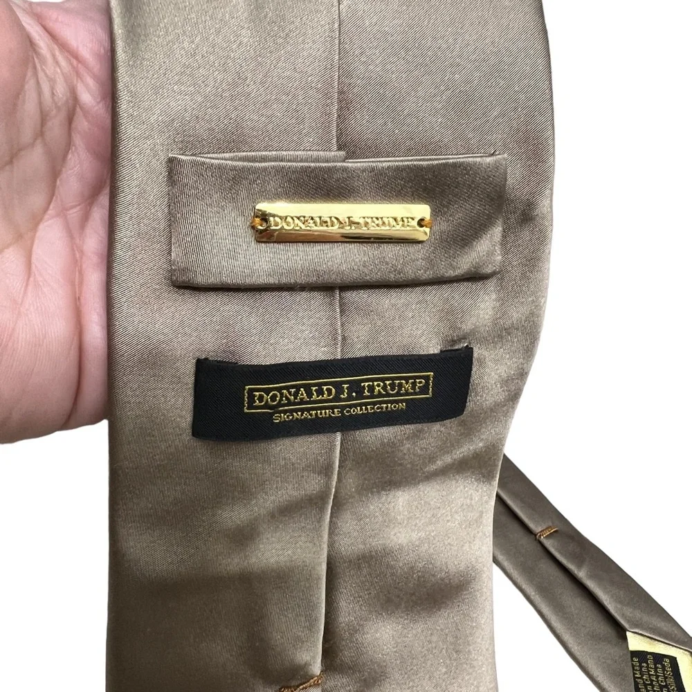Donald J Trump 100% silk Signature Collection tie - Picture 3 of 7